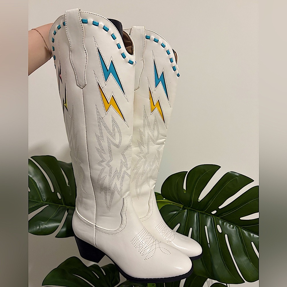 Round Toe White Lightning Bolt Embroidered Cowboy Boots Size 6.5 & 8.5‎